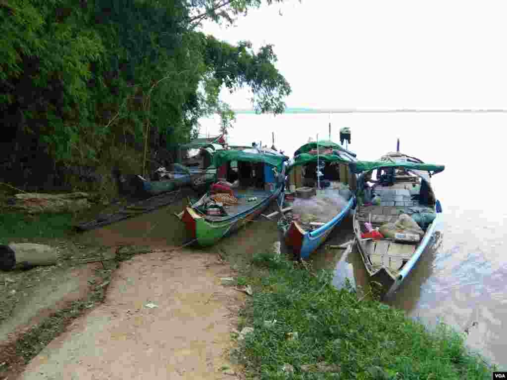 ផ្ទះ​ទូក​របស់​គ្រួសារ​អ្នក​នេសាទ​ ចត​នៅ​ក្បែរ​សឺន លើ​ដង​ទន្លេ​មេគង្គ​ក្នុង​ភូមិ​ស្វាយ​ឃ្លាំង ឃុំ​ស្វាយ​ឃ្លាំង​ ស្រុក​ក្រូច​ឆ្មារ ខេត្ត​កំពង់ចាម នៅ​ថ្ងៃ​សៅរ៍ ទី​២២​ ខែ​កក្កដា​ ឆ្នាំ​២០១៧។ (សើ​ សាយ្យាណា/VOA)