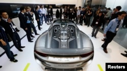 A Porsche 918 Spider at the 2013 Los Angeles Auto Show in Los Angeles, California November 20, 2013. REUTERS/Lucy Nicholson