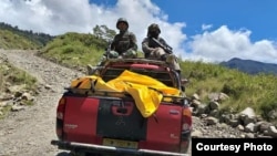 TNI terus berupaya melakukan evakuasi korban penembakan di distrik Yigi, Papua. (Courtesy: Kapendam XVII/Cendrawasih)
