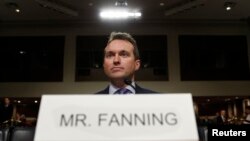 លោក ​Eric Fanning ពេល​លោក​ទទួល​តំណែង​ជា​​រដ្ឋលេខាធិការ​កង​ទ័ព​ជើង​គោក​ស.រ.អា.​ នៅ​រដ្ឋ​ធានី​វ៉ាស៊ីនតោន​ កាល​ពី​ខែ​មេសា ឆ្នាំ២០១៦។