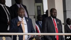 Rais wa Sudan Kusini Salva Kiir (kulia) na Makamu wa Rais Riek Machar(kushoto), wakihudhuria ibada ya misa iliyoongozwa na Papa Francis huko Juba, Februari 5, 2023. Picha ya AP
