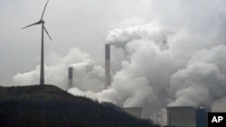 دود صنعتی و افزایش بیش از حد وسایط و نیز استفاده از مواد فوسیل مثل ذغال سنگ برای تولید انرژی، عوامل عمدۀ آلودگی هوا اند