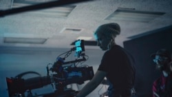 Foto yang dirilis oleh sutradara Jack Caswell ini menunjukkan sinematografer Halyna Hutchins di lokasi syuting 'Archenemy' di Los Angeles, pada 17 Desember 2019. (Foto: AP)