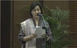 Menteri Keuangan Sri Mulyani saat melantik sejumlah pejabat di lingkungan Kementerian Keuangan di Jakarta, Senin (4/10/2021). (VOA)