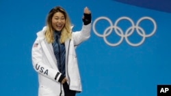 Women's halfpipe gold medalist Chloe Kim, of the United States, waves during the medals ceremony at the 2018 Winter Olympics in Pyeongchang, South Korea, Tuesday, Feb. 13, 2018. (AP Photo/Morry Gash)