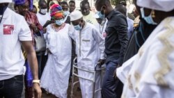 Ousainou Darobe, kiongozi wa upinzani akiwasili kwenye kituo cha kupiga kura