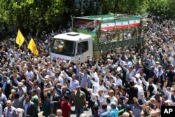 Iranians in Tehran attend the funeral of victims of Islamic State militant attacks, June 9, 2017. Iranian leaders accused the United States and Saudi Arabia of supporting the IS-claimed dual attacks, which killed 17 people in Tehran this week.