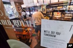 뉴욕 웨스트 사이드의 스타벅스 매장에 29일 영업 조기 종료를 알리는 안내문이 붙었다.