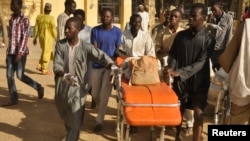 28일 아프리카 나이지리아의 이슬람 사원에서 폭탄 테러가 발생해 부상자들을 병원으로 이송하고 있다.