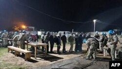 Na elilingi epesami na mampinga ma Uruguay na Monusco na AFP, basoda baike ba RDC bazali kozongisa bibundeli ba bango na misala mya kimya ya ONU, na Goma. Nord-Kivu, 26 sanza ya yambo 2025. 