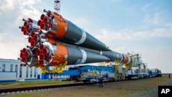 Wahana antariksa "Luna-25", misi pendarat bulan Rusia yang dijadwalkan akan diluncurkan pada Jumat 11 Agustus 2023. (Foto: Perusahaan antariksa Rusia Roscosmos melalui AP)