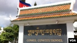 ​ការ​សម្រេច​នេះ​ធ្វើ​ឡើង​តែ​ប៉ុន្មាន​ម៉ោង​ប៉ុណ្ណោះ​ បន្ទាប់​ពី​ប្រធាន​ និង​សមាជិក​៧​រូប​នៃ​ក្រុម​ប្រឹក្សា​ធម្មនុញ្ញ​ បាន​ស្តាប់​ការ​ពន្យល់​របស់​ក្រុម​អ្នក​តំណាង​រាស្រ្ត​បី​រូប​នៃ​គណបក្ស​សង្គ្រោះ​ជាតិ​ អំពី​ចំណុច​ចម្រូងចម្រាស​ជាច្រើន​ទាក់​ទង​នឹង​​ការ​រឹត​បន្តឹង​​សិទ្ធិ​សេរីភាព​​ក្នុង​ការ​បង្កើត​សមាគម​ និង​អង្គការ​ក្រៅ​រដ្ឋាភិបាល​ ដែល​បាន​សរសេរ​នៅ​​សេចក្តី​ព្រាង​ច្បាប់​​​ស្តីពី​សមាគម​និង​អង្គការ​ក្រៅ​រដ្ឋាភិបាល​នេះ ​គឺ​​សិទ្ធិ​សេរីភាព​​​ធានា​ដោយ​រដ្ឋធម្មនុញ្ញ។​