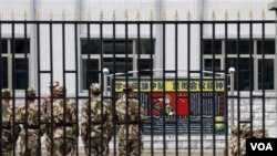 Pasukan Tiongkok siaga di ibukota Tibet, Lhasa. Majalah Eastern Snow Mountain yang dilarang melaporkan kerusuhan di Lhasa tahun 2008.