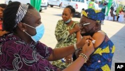 Seorang pria menerima vaksin virus corona AstraZeneca di Abuja, Nigeria, 19 November 2021. (Foto: AP)