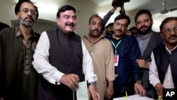 លោក Sheikh Rasheed បោះឆ្នោត​នៅ​ក្នុង​ក្រុង Rawalpindi ប្រទេស​ប៉ាគីស្ថាន កាលពី​ថ្ងៃទី២៥ ខែកក្កដា ឆ្នាំ២០១៨។
