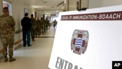 한국 평택의 캠프 험프리스 미군기지 내 병원에서 신종 코로나바이러스 백신 접종을 진행하고 있다.