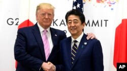 Presiden AS Donald Trump bertemu dengan Perdana Menteri Jepang Shinzo Abe di sela-sela KTT G-20 di Osaka, Jepang, 28 Juni 2019. 