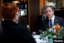 2022年2月11日，美国国务卿安东尼·布林肯在墨尔本会见澳大利亚外交部长玛丽斯·佩恩。他次日到达南太平洋岛国斐济访问。（路透社图片）