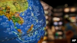 资料照：北京一家书店展示的一个地球仪上显示中国在南中国海划出的九段线内主权声索的岛屿。（2018年7月13日）