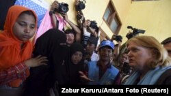 Wakil Menlu AS bagi urusan Populasi, Pengungsi dan Migrasi Anne Richard, kanan, mengunjungi migran Rohingya di tempat penampungan sementara di Kuala Cangkoi, Lhoksukon, Aceh (2/6).