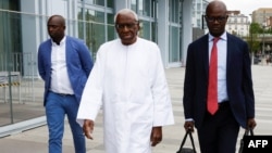 Lamine Diack (C), ancien chef de l'Association internationale des fédérations d'athlétisme (aujourd'hui World Athletics), quitte le palais de justice de Paris, le 10 juin 2020.