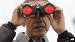 奥巴马总统在板门店用望远镜观察非军事区对面的朝鲜