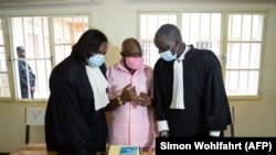 Paul Rusesabagina et son équipe de défense à la Cour de justice de Nyarugenge à Kigali, Rwanda, le 2 octobre 2020.