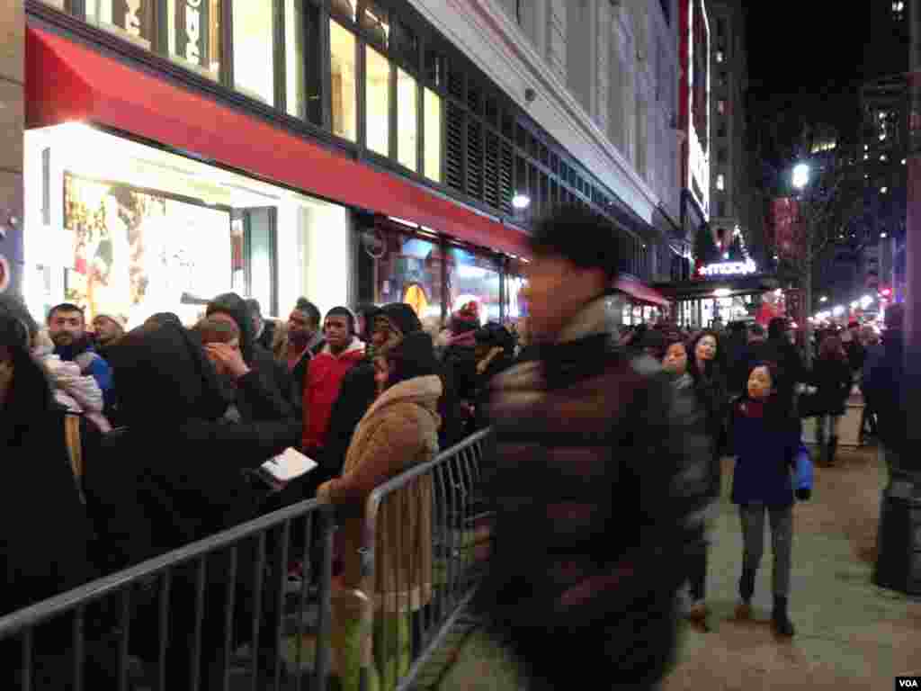 Kerumunan orang di luar Macy&#39;s Herald Square di New York sebelum pembukaan toko pada Hari Thanksgiving (28/11). (VOA/Sandra Lemaire)