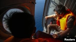 Vietnamese military personnel take part in the search for the missing Malaysian airliner off Vietnam's Tho Chu island, March 10, 2014. 
