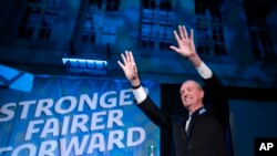 Gubernur New Jersey Phil Murphy menyapa para pendukung selama pesta malam pemilihan di Asbury Park, New Jersey, Rabu dini hari, 3 November 2021. (AP/Eduardo Munoz Alvarez)