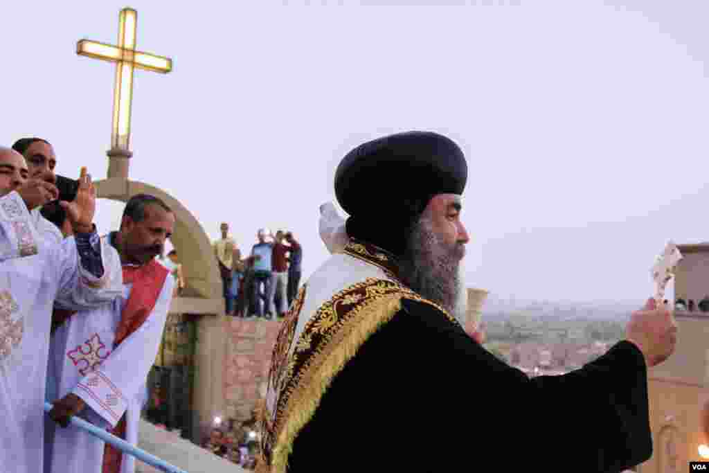 The monastery pastor cheer copts who came to attend the event in Virgin Mary monastery in Dronka Mountain in Assiut, Egypt, August 20, 2017. (H. Elrasam/VOA)