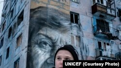 Укренерго објави дека штетата од ударите вклучува опрема во централниот дел на земјата. 