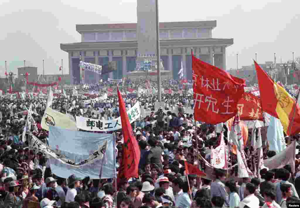 1989年5月17日，数十万人聚集在北京天安门广场