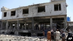 Pria Afghanistan mencari sisa-sisa barang di toko-toko mereka yang hancur akibat serangan bunuh diri di Kabul, Afghanistan, Kamis, 25 Juli 2019.