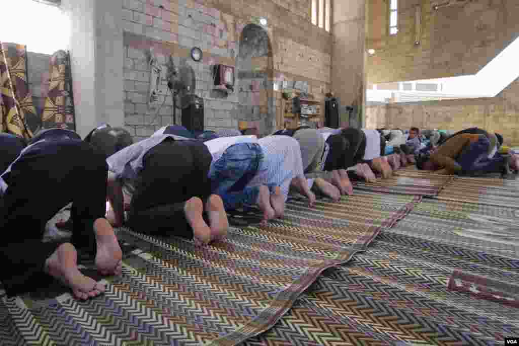 A mosque is also part of the university development, which began to host refugees shortly after the start of the Syrian war. (Photo - J. Owens/VOA)