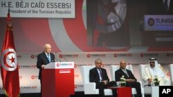 Le président Beji Caid Essebsi (à gauche) donne un discours lors d'une conférence sur la "Tunisie 2020," à Tunis, Tunisie, le 29 novembre 2016.