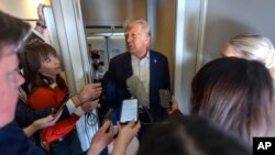 Presiden AS Donald Trump berbicara kepada wartawan di atas pesawat "Air Force One". 