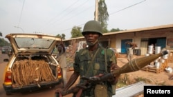 Un soldat congolais, membre des forces militaires pour la paix, patrouille à Bangui, le 12 février 2014. 