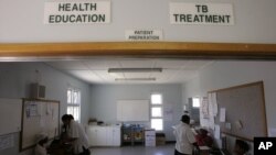 An elderly man is assisted as families fleeing the violence in Mosul wait at a checkpoint on the outskirts of Irbil, Iraq, June 10, 2014. 