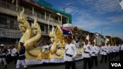 ពិធី​ដង្ហែ​ក្បួន​សព​លោក​ ជា​ ស៊ីម អតីត​ប្រធាន​គណបក្ស​ប្រជាជន​កម្ពុជា​និង​​អតីត​ប្រធាន​ព្រឹទ្ធសភា កាល​ពី​ថ្ងៃ​ទី​ ១៩​ ខែ​មិថុនា ឆ្នាំ​២០១៥។​ (នូវ​ ពៅ​លក្ខិណា/VOA)