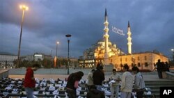 Turks shop at an open air market as part of the preparations for the Muslim holiday of Eid-al-Fitr, which marks the end of the Islamic fasting month of Ramadan, in Istanbul, Turkey, September 29, 2008 (file photo)