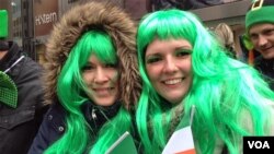 These two girls were cold but happy at New York's Saint Patrick's Day Parade, March 17, 2014. (VOA Photo by Adam Phillips)