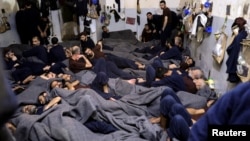 Para mantan kombatan ISIS tampak di penjara di Hasaka, Suriah awal Januari lalu (foto: dok). 