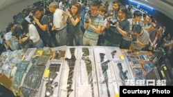 香港警方展示捡获多支气枪、可制造炸弹工具及其他证物 (苹果日报图片)