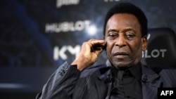 Pelé prend part à une rencontre avec Kilian MBappé à Paris, France, le 2 avril 2019