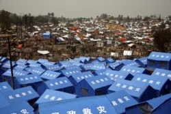 Tenda darurat yang baru dibangun di kamp pengungsi Rohingya, pasca kebakaran besar yang menghancurkan ribuan tempat penampungan di Cox's Bazar, Bangladesh, 24 Maret 2021. REUTERS / Mohammad Ponir Hossain