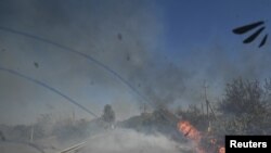 25일 우크라이나 경찰이 도네츠크주 쿠라호베 지역 외곽에서 러시아 군의 공습을 피해 민간인들을 대피시키고 있다.