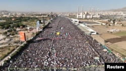 Pristalice Huta okupljaju se nakon što su SAD i Britanija izvele napade protiv Huta