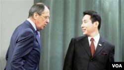 Menlu Rusia Sergei Lavrov dan Menlu Jepang, Seiji Maehara dalam pembicaraan atas 4 pulau yang disengketakan, di Moskow, Sabtu (12/2).