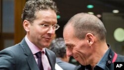 Menteri Keuangan Yunani Yanis Varoufakis (kanan) menyambut kedatangan Menteri Keuangan Belanda Jeroen Dijsselbloem di kantor Komisi Uni Eropa, Brussels (17/2).